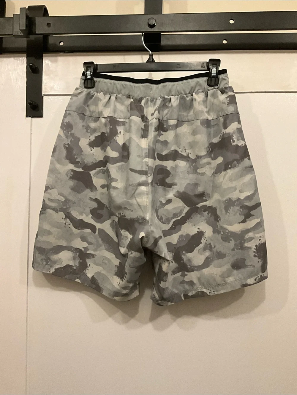 Fabletics The Fundamental Short Size Medium 7 Inch Inseam Grey Camo